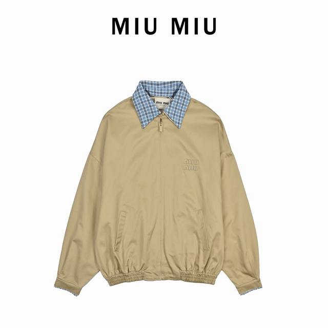 Miu Miu 缪缪 25Fw 贴布绣格纹假两件夹克外套 定织定染高支数斜纹纺织，赋予面料硬挺的骨骼感与细腻的肌理触感。斜纹结构确保抗皱性与耐久度，同时通过微光