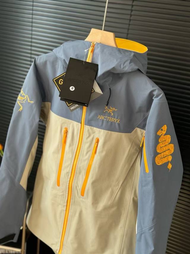 Arcteryx 始祖鸟 顶级版本 蛇年限定 Sv热封压胶连帽冲锋衣外套 -颜色：蛇年限定 -尺码：S M L Xl 2Xl Arc'teryx始祖鸟蛇年限定款