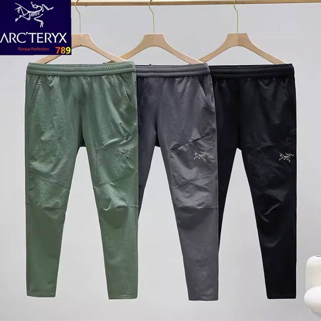 Arc'teryx始祖鸟新款男士多口袋长款防泼水轻薄速干梭织收口休闲长裤！ 大口袋设计！配备隐形拉链！ 裤子的版型线条感，更加能修饰腿型，全身多处拼接！ 科技面