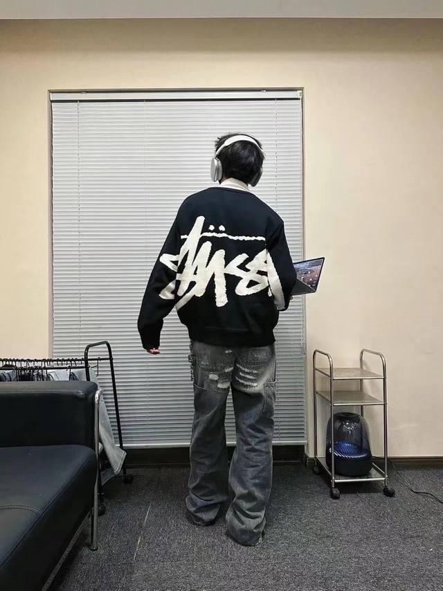 上新 款号：M5030 Stussy斯图西 Ss23秋冬正反面满身大Logo字母图案提花针织圆领毛衣 面料：原版百分百100%羊毛，原版定制纱线，上身百搭，代购