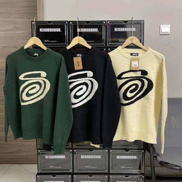 上新 款号：M5045 斯图西Stussy S卷曲蚊香针织毛衣 胸前以品牌首字母S为载体设计的螺旋字母字体，采用进口全自动提花机，平整度细节度完美！！不漏针不漏