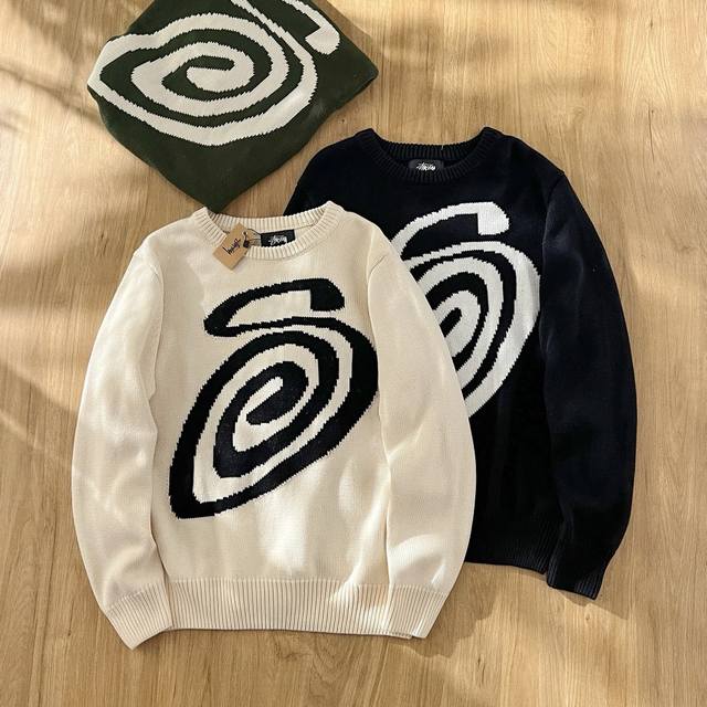 上新 款号：M5045 斯图西Stussy S卷曲蚊香针织毛衣 胸前以品牌首字母S为载体设计的螺旋字母字体，采用进口全自动提花机，平整度细节度完美！！不漏针不漏