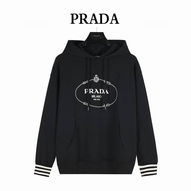Prada 普拉达 25Fw 徽标刺绣袖口条纹连帽卫衣 重磅毛圈纯棉面料 云感裹身体验 采用定制高克重毛圈 蓬松肌理自带柔光滤镜 触感如羊绒般细腻亲肤 单穿不扎