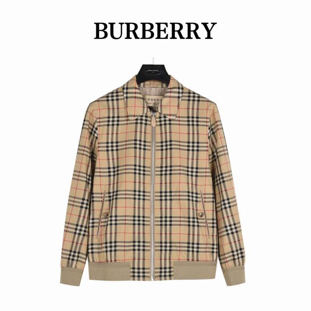 Burberry 巴宝莉格纹拉链翻领外套 贸易渠道稀出，海外精品限量销售。户外风衣产品的典范，全身暗纹的商标彰显品牌辨识度。这款夹克兼备温暖且轻盈的特质。 最新