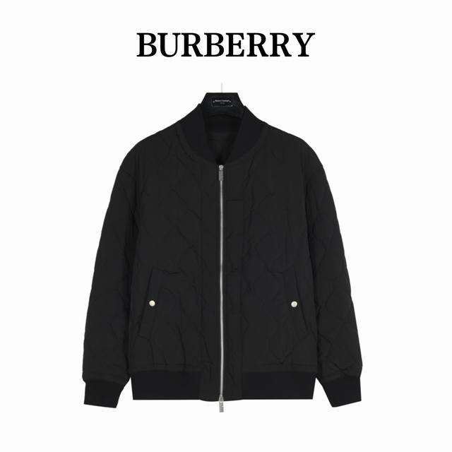 Burberry 巴宝莉 个性缺口双拉链绗缝薄棉外套 贸易渠道稀出，海外精品限量销售。户外风衣产品的典范，全身暗纹的商标彰显品牌辨识度。这款夹克兼备温暖且轻盈的