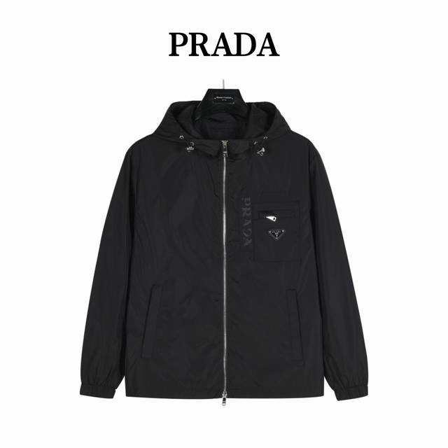 Prada 普拉达 胸口字母拉链口连帽外套 贸易渠道稀出，海外精品限量销售。户外风衣产品的典范，全身暗纹的商标彰显品牌辨识度。这款夹克兼备温暖且轻盈的特质。 最