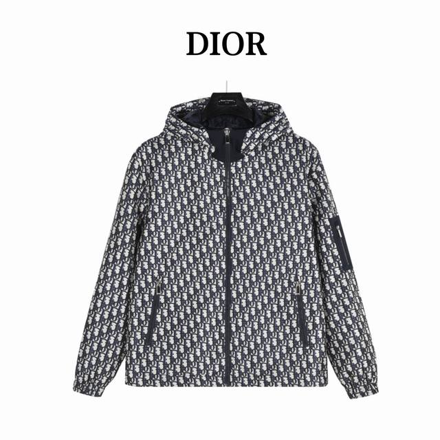 Dior 迪奥 满印老花手臂拉链口袋连帽外套 贸易渠道稀出，海外精品限量销售。户外风衣产品的典范，全身暗纹的商标彰显品牌辨识度。这款夹克兼备温暖且轻盈的特质。