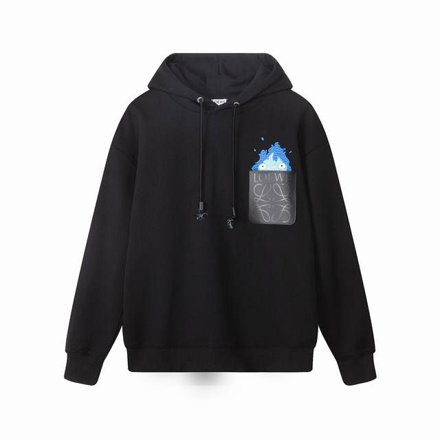 001款，高端定制，最高品质版本Loewe*家新款哈尔的移动城堡卡西法口袋火苗刺绣Logo帽衫卫衣，采用独家定制480G原版1:1双股双纱纯棉面料，定织定染同缸