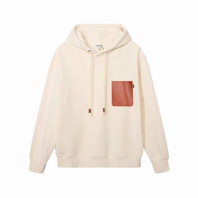 005款，高端定制，最高品质版本Loewe*家新款口袋Logo贴皮革连帽衫卫衣，采用独家定制480G原版1:1双股双纱纯棉面料，定织定染同缸无色差罗纹，定制1: