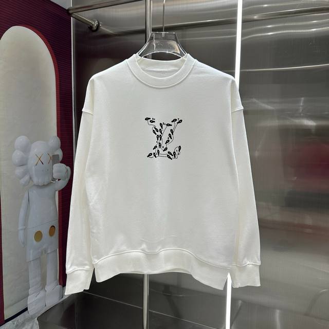 顶级版本 上新款号：G1081 1V*路易威登 秋冬新款 个性字母Logo印花 定制面料400克双股毛圈 1 1定制螺纹 圆领卫衣 男女同款 颜色：黑色 白色