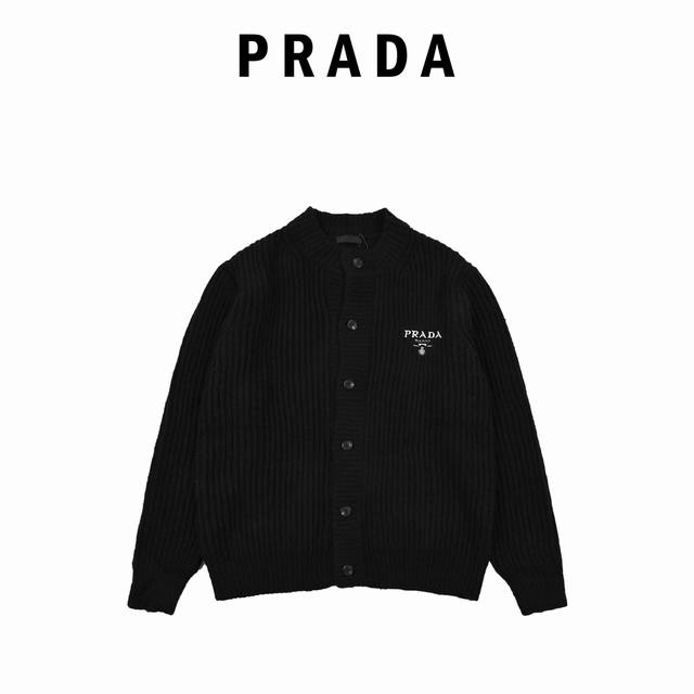 Prada普拉达22Fw 粗针刺绣羊毛开衫 原19,800购入，历时开发2个月，定制订纺粗纺羊毛，并经过柔顺处理，亲肤不扎，颜色历经3次染色，力求达到原版颜色效