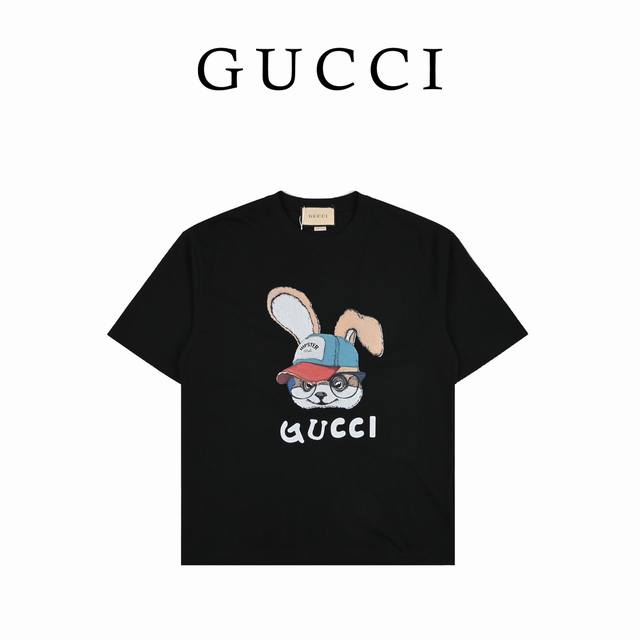 Gucci古驰24Ss兔子图案印花圆领短袖 顶级高版本260克60支双纱纯棉面料数码印 复古标识从80年代的印花汲取灵感。这款短袖针织棉T恤巧妙运用 G创星说