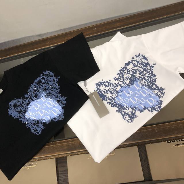 上新款号: D1058 Dior 2025春夏新款首发专柜最新款短袖圆领T恤印花 -面料：280G双纱纯棉短袖，配套32支纯棉罗纹 原版面料 官方同款 男女同款