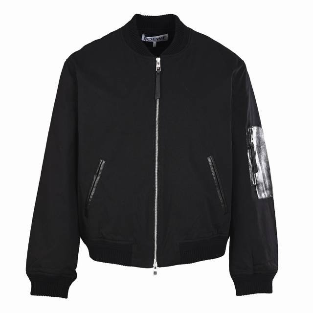 Loewe罗意威 飞行员薄棉夹克外套 面料采用斜纹16号棉纱，组织织物密度较高，比较厚实、柔软，里布采用真丝、天然纤维，从芦荟等植物中提炼出来，优点亲肤透气是极