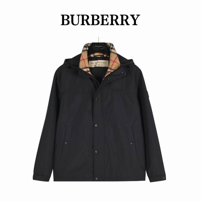 Burberry 巴宝莉内衬格纹连帽外套 贸易渠道稀出，海外精品限量销售。户外风衣产品的典范，全身暗纹的商标彰显品牌辨识度。这款夹克兼备温暖且轻盈的特质。 最新