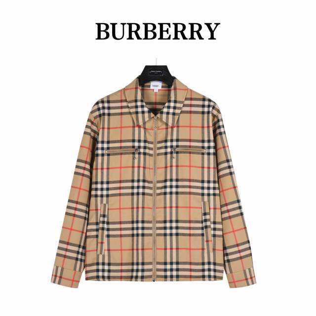 Burberry 巴宝莉 双边胸口拉链口袋格纹翻领外套 贸易渠道稀出，海外精品限量销售。户外风衣产品的典范，全身暗纹的商标彰显品牌辨识度。这款夹克兼备温暖且轻盈