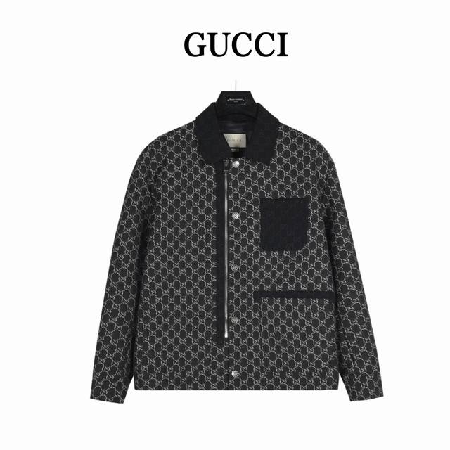 Gucci 古驰 双G满印帆布口袋翻领外套 贸易渠道稀出，海外精品限量销售。户外风衣产品的典范，全身暗纹的商标彰显品牌辨识度。这款夹克兼备温暖且轻盈的特质。 最