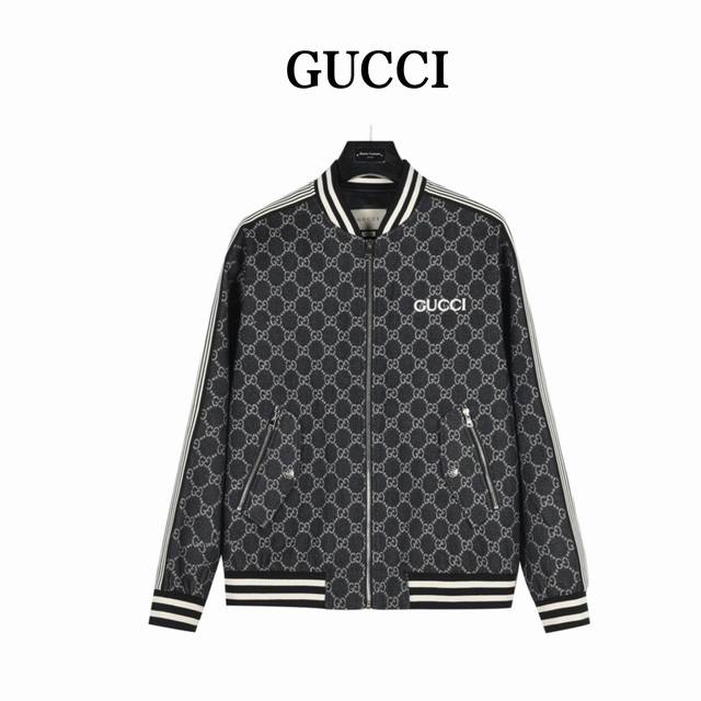 Gucci 古驰 双G满印织带外套 贸易渠道稀出，海外精品限量销售。户外风衣产品的典范，全身暗纹的商标彰显品牌辨识度。这款夹克兼备温暖且轻盈的特质。 最新款专柜