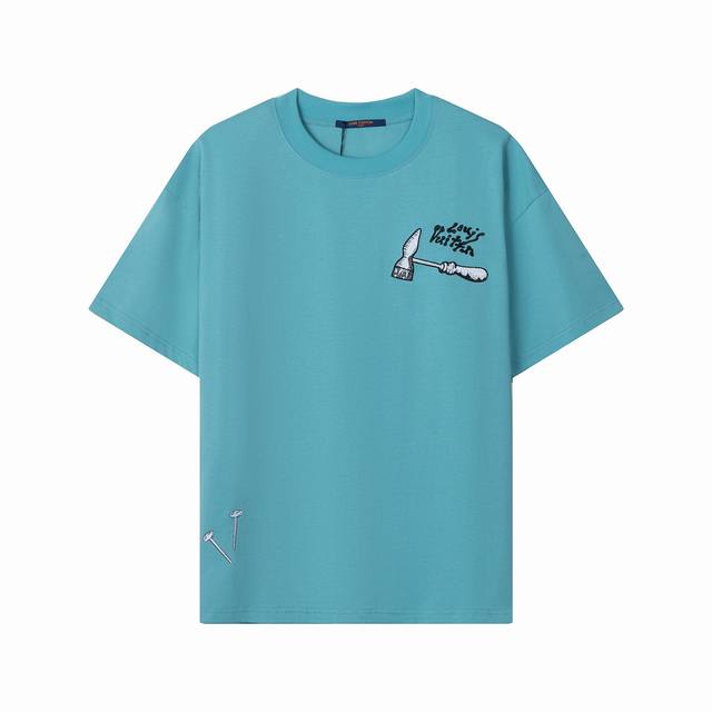 5212款，高端定制，独家最高品质版本L*家前后工具图案刺绣Logo圆领短袖T恤，采用独家定制290G原版1:1双股双纱纯棉面料，定织定染同缸无色差罗纹，定制1