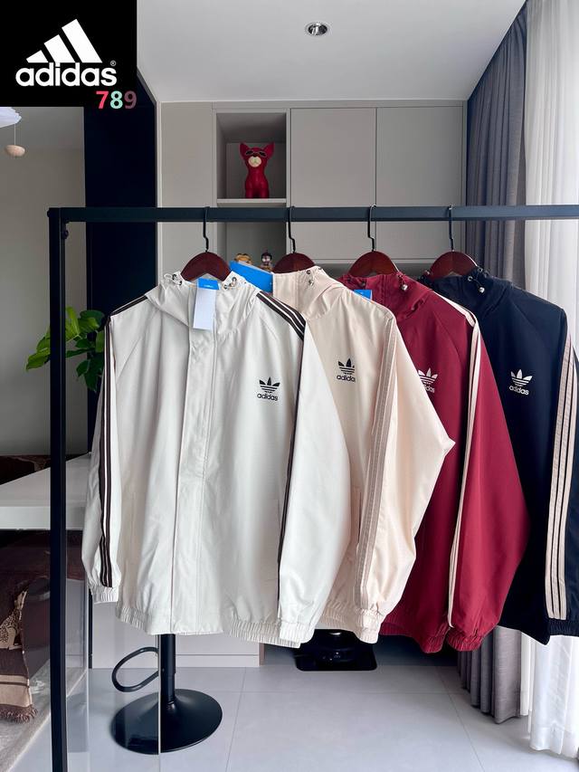 三叶草四色连帽外套 阿迪达斯Adidas三杠四色连帽外套夹克，经典的才是永恒的经久不衰，版型宽松，随便搭配一条运动裤出门，时尚有型！拿捏住了吗 真的太啦 衣橱必