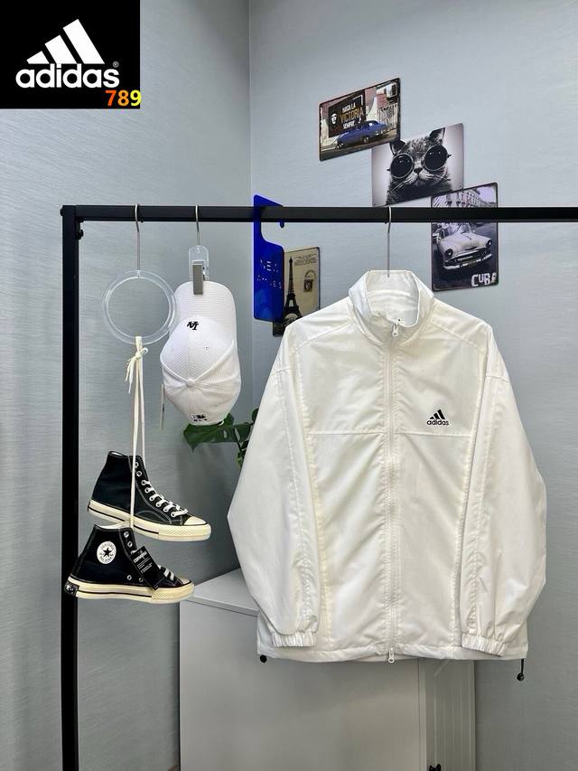 Adidas纯色立领外套 阿迪达斯专柜基础款纯色立领外套夹克，简约时尚大气，经久不衰，版型宽松，舒适透气，抽拉绳下摆设计，自由调节，随便搭配一条运动裤出门，时尚