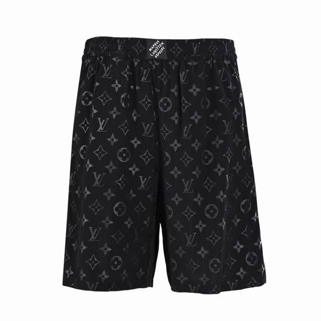 Louis Vuitton Lv 波纹提花桑蚕丝短裤 采用桑蚕丝面料制成，纤维内部布满微气孔，形成天然的温控系统，使其具有良好的透气性，同时可快速吸收汗液并散发