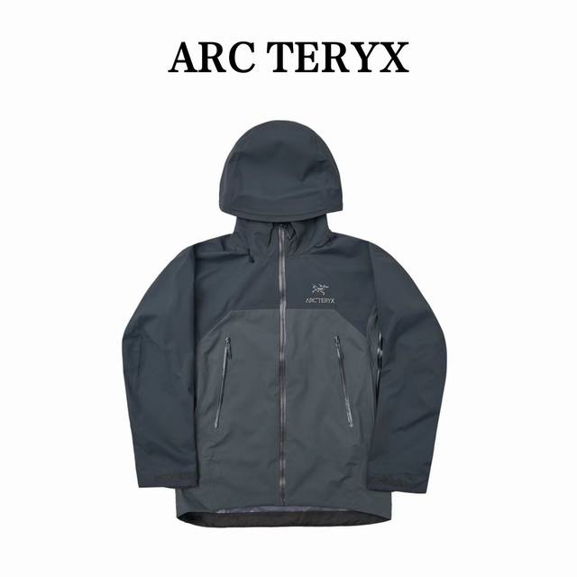 Arc 鸟家 Ar 系列冲锋衣 -芯片灰- 设计理念: Arcteryx，中文名始祖鸟，加拿大户外服饰品牌，1989年创立于加拿大温哥华。始祖鸟来自加拿大海岸山
