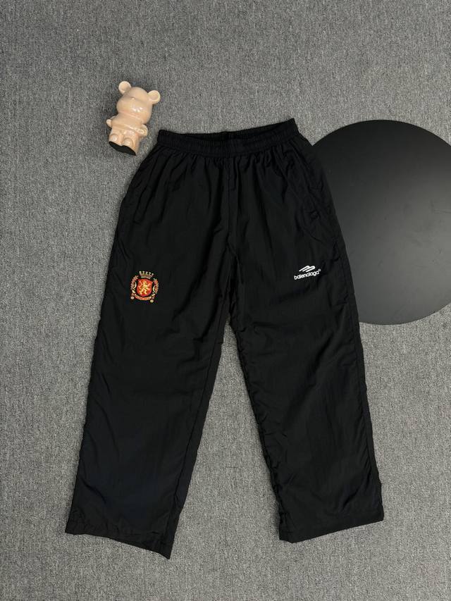顶级版本 区别通货 25Ss巴黎世家 Balenciaga Blcg曼联刺绣白条拼接卫裤轻奢主义 男女日常通勤穿搭必备单品正确版本随意对比详细特征 采用360克