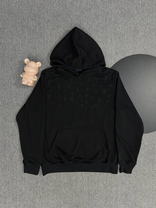 顶级版本 区别通货 25Ss 路易威登游离浮雕刺绣带帽卫衣 抓毛底&鱼鳞底卫衣面料、休闲圆领版型、前后饰有渐变刺绣罗纹衣领、袖口及下摆 掺针刺绣工艺 整体图案设