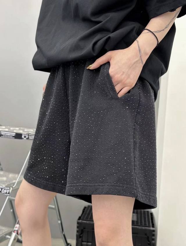 --上身咨询图 款号：G22---顶级版本 Balenciaga满钻Blcg巴黎世家水洗做旧满钻烫钻短洗水卫裤短裤五分裤 非常基础的黑色做旧雪花和千千万 Bli