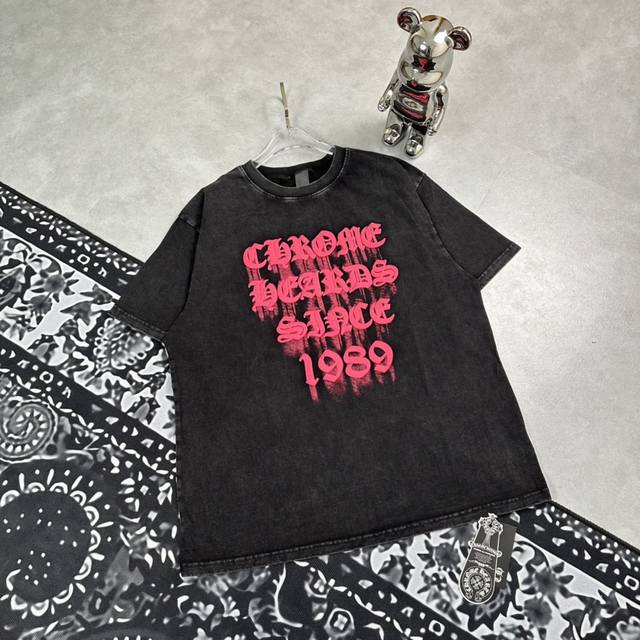 款号：G02---顶级版本 Chrome Hearts克罗心重工水洗做旧梵文发泡字母Logo短袖T恤 面料采用32支双纱260G吸汗透气性非常好 做工精细，肩部