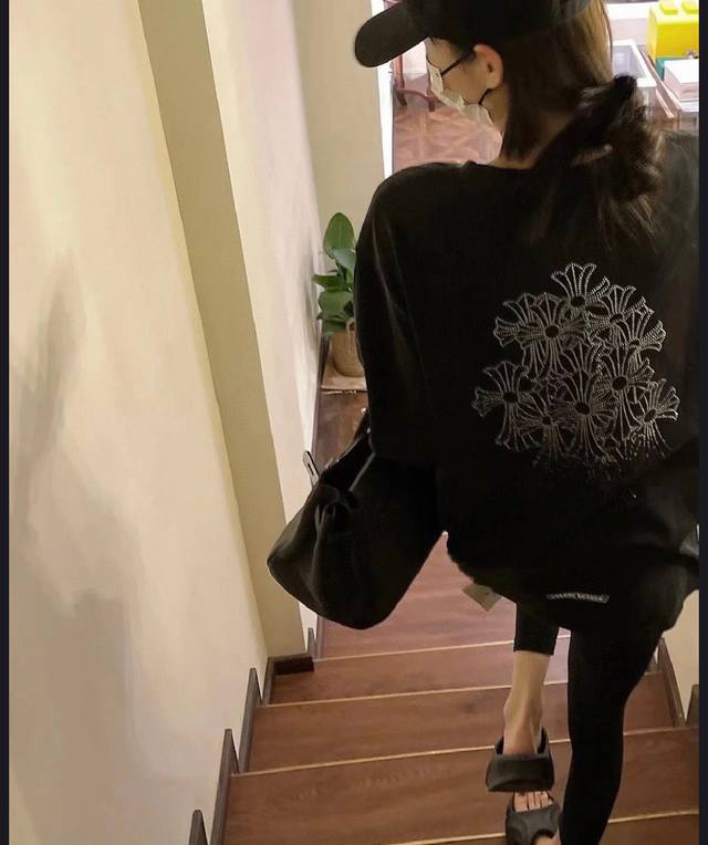 款号：G06 Chrome Hearts 22Ss 经典十字架渐变烫钻短袖T恤！ 面料采用32支双纱260G吸汗透气性非常好 做工精细，肩部线条流畅，全部使用全