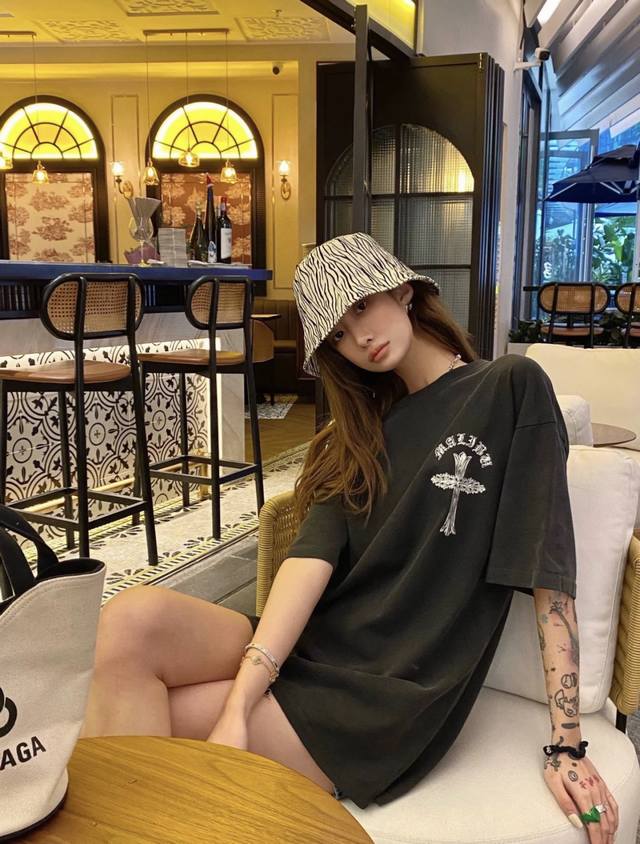 --上身咨询图 款号：G05---顶级版本 Chrome Hearts克罗心重工水洗做旧马蹄夜光字母Logo短袖T恤 面料采用32支双纱260G吸汗透气性非常好