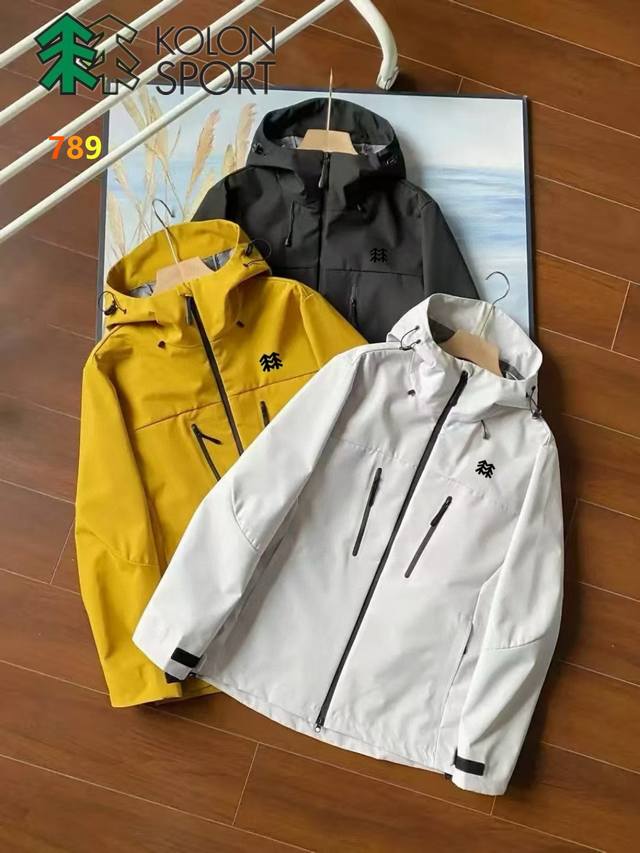可隆专柜同款多功能户外休闲防风防雨宽松连帽运动休闲沖锋衣外套。 春秋款可隆官网在售款， 采用环保防风防水功能性冲锋衣面料 ，防风的同时排湿效果也很好，手感舒适