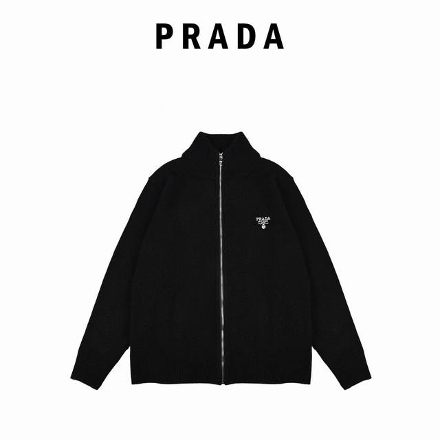 Prada 普拉达 24Fw 刺绣胸标拉链毛衣开衫 原22, 购入，定织定染百分百羊绒面料，贴身柔软丝滑亲肤，没有羊毛扎肤感。德国16针斯托尔机器两种针法混合织