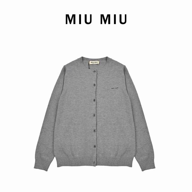 Miumiu缪缪24Ss崁花Logo提花字母圆领针织毛衣 层叠混搭穿搭法则~不一样的时尚定义 轻松就能穿出法式的精致浪漫，符合热情氛围，显得更是轻快明亮，充满活