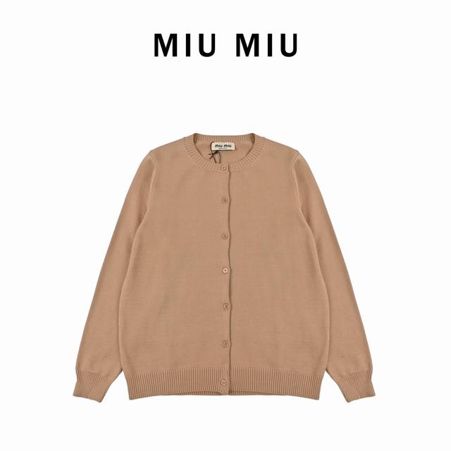Miumiu缪缪24Ss崁花Logo提花字母圆领针织毛衣 层叠混搭穿搭法则~不一样的时尚定义 轻松就能穿出法式的精致浪漫，符合热情氛围，显得更是轻快明亮，充满活
