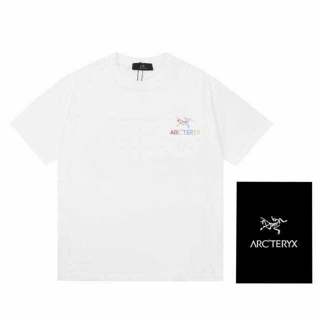 款号：T39 Arcteryx 始祖鸟经典Logo炫彩印花短袖T恤， 面料定织定染32支230克双纱，100%纯棉 炫彩印花采用胶浆印花环保胶浆材质，颜色几乎与