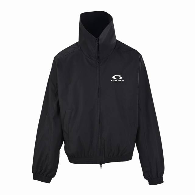 Balenciaga巴黎世家Blcg X Ua 大立领梭织冲锋衣夹克外套 Ua梭织冲锋衣是一件集功能性与时尚感于一体的户外装备。Ua Under Armour