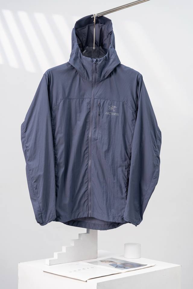层云灰 Arcteryx始祖鸟 Squamish Hoody 轻薄风壳连帽休闲薄款夹克 这款夹克最大的特点就是轻便，M码重量仅155G，穿在身上几乎没有负担，适