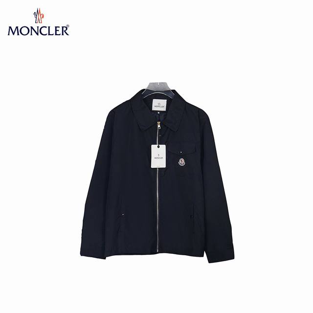Moncer 蒙口25Ss 标识拉链衬衫式夹克 定制臻品棉质隐纹华达呢 质感十足 舒适贴肤 邂逅棕调 散发着内敛的温柔 标志性Moncler标识绣标点缀其上 增