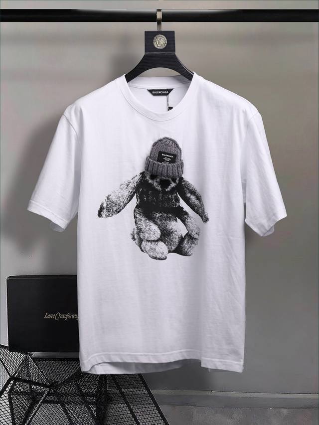 Balenc#Aga 巴黎毛线兔子 白色T恤 顶级印花工艺、原版开发、 面料、罗纹定织定染无色差、做工精细、顶级复刻还原 原版品质 男女同款 宽松型 尺码 Xs