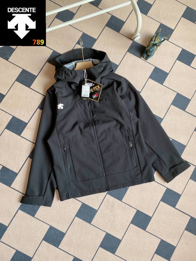 Descente 迪桑特 25春秋 男神版轻量防水连帽户外薄款夹克外套。超有辨识度的运动设计风格，让您的衣品不在大众化，都市休闲通勤时也能完美演绎。 这件夹克外