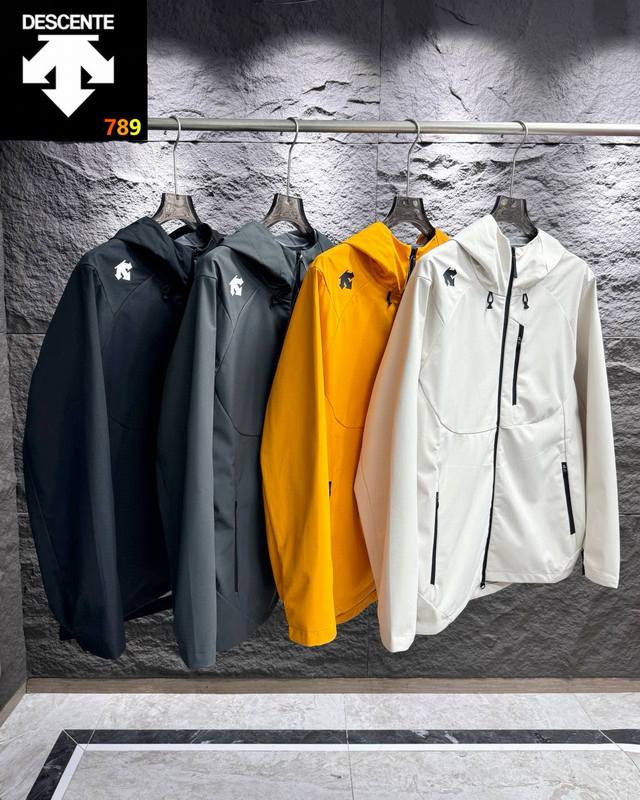 迪桑特 Descente 25Ss新品 防风水透气轻量冲锋衣 1产品特性： 三层压胶技术，防风雨，防静电，抗撕耐磨 做到了即轻量，又具备很好的三防效果， 轻松应