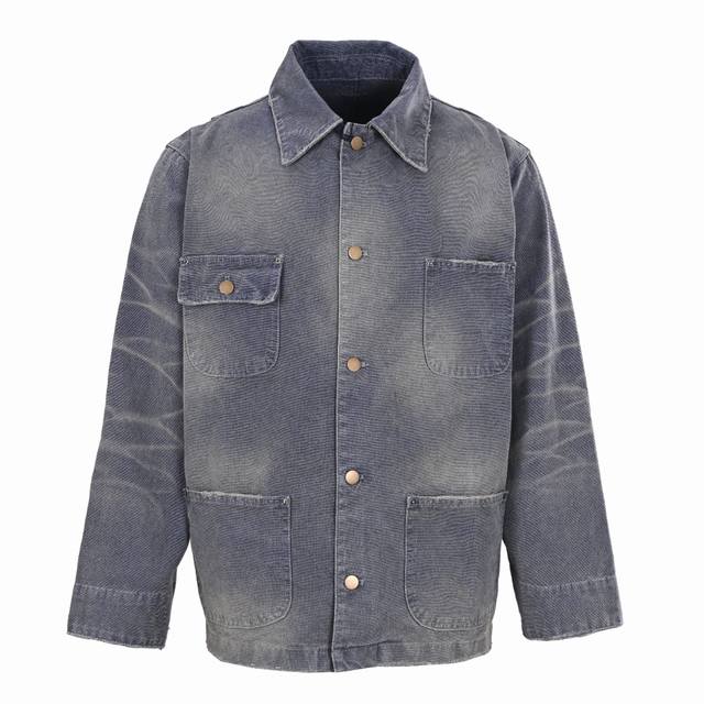 Prada普拉达Prd 做旧工装夹克外套 本产品采用意大利进口工装布料，以其卓越的品质和舒适性著称。这些面料通常采用先进的生产工艺，确保其耐用性和功能性。不仅具