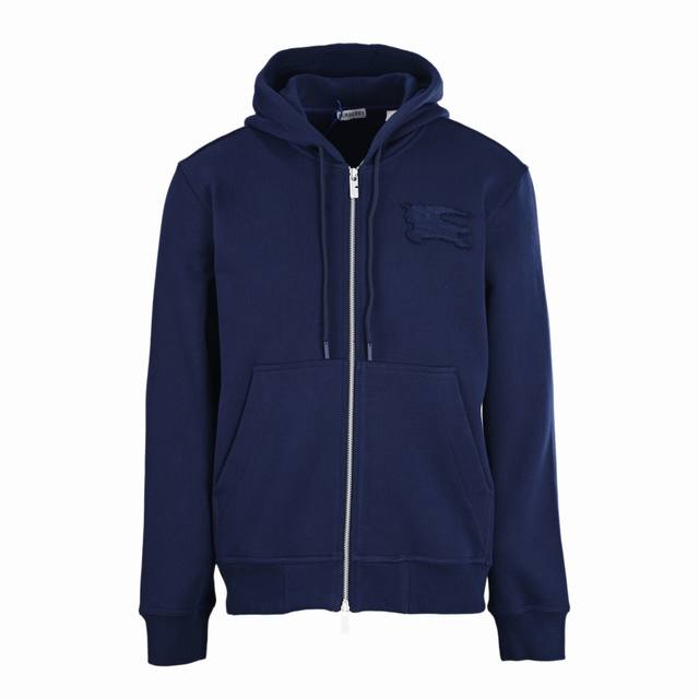Burberry巴宝莉Bbr 战马贴布拉链连帽卫衣外套 选用厚质平织棉面料打造，整体裁剪较为宽松，双向拉链开合方便穿脱，抽绳式连帽可调节松紧，圆柱形帽绳头能更方