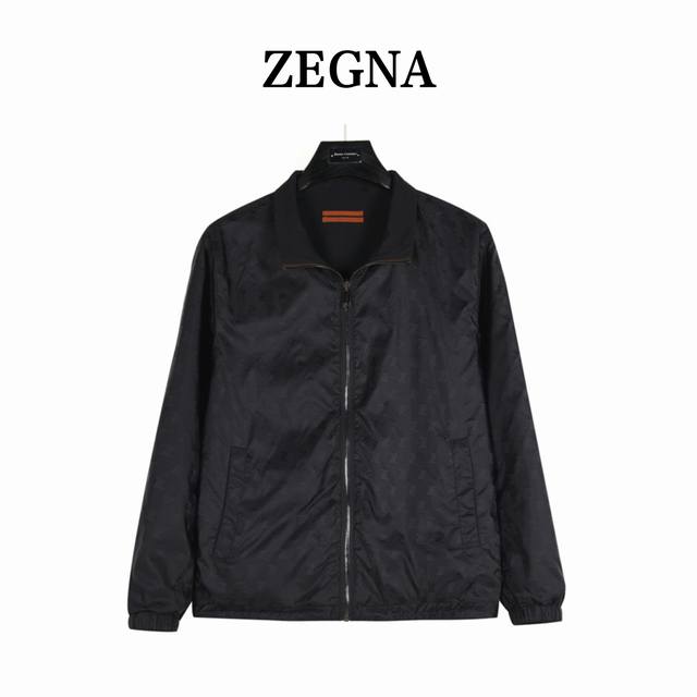 Zegna 杰尼亚 双面穿翻领外套 贸易渠道稀出，海外精品限量销售。户外风衣产品的典范，全身暗纹的商标彰显品牌辨识度。这款夹克兼备温暖且轻盈的特质。 最新款专柜