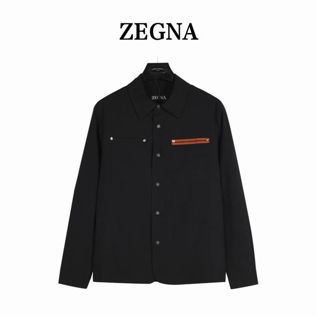 Zegna 杰尼亚 纽扣衬衫翻领外套 贸易渠道稀出，海外精品限量销售。户外风衣产品的典范，全身暗纹的商标彰显品牌辨识度。这款夹克兼备温暖且轻盈的特质。 最新款专