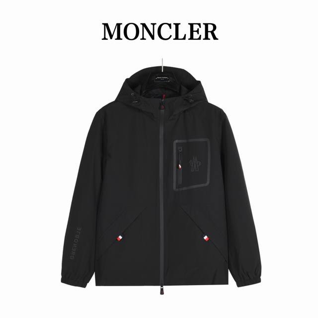 Moncler 蒙口 胸口口袋拉链连帽外套 贸易渠道稀出，海外精品限量销售。户外风衣产品的典范，全身暗纹的商标彰显品牌辨识度。这款夹克兼备温暖且轻盈的特质。 最