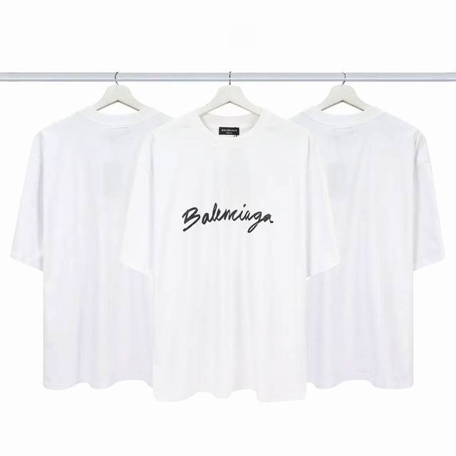 巴黎世家 Balenciaga草签Logo短袖 拔丝印花工艺要求极高 极为耗时 面料定织定染采用32S240克双纱精梳棉 进口印花工艺 印花成本极高 工艺感十足